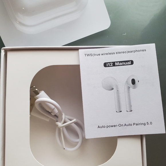 NIB White Wireless Auto-syncing earbuds Apple & Android compatible w/charge case - Picture 6 of 7